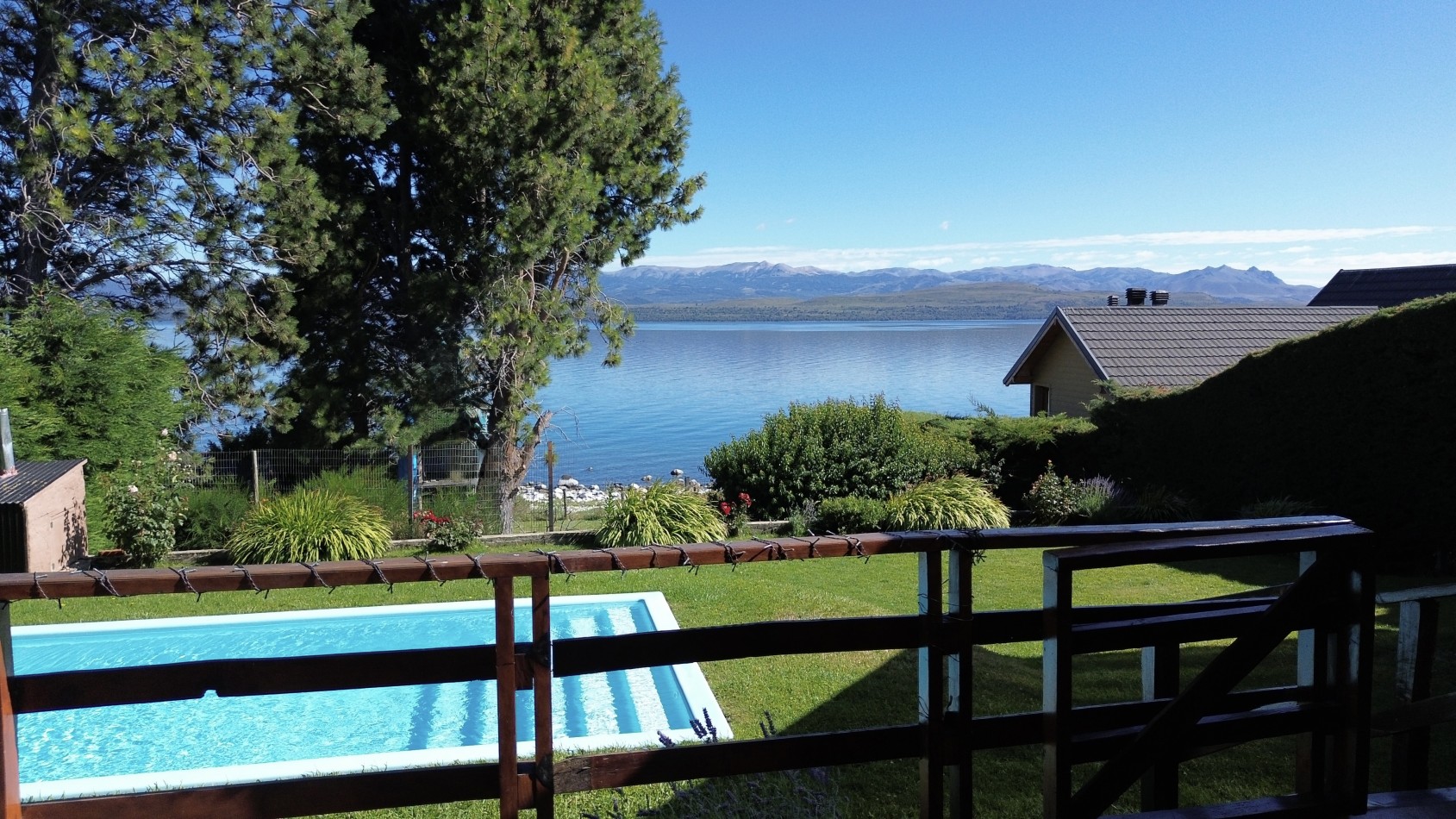 CASA A METROS DEL LAGO NAHUEL HUAPI CON ESPECTACULAR VISTA