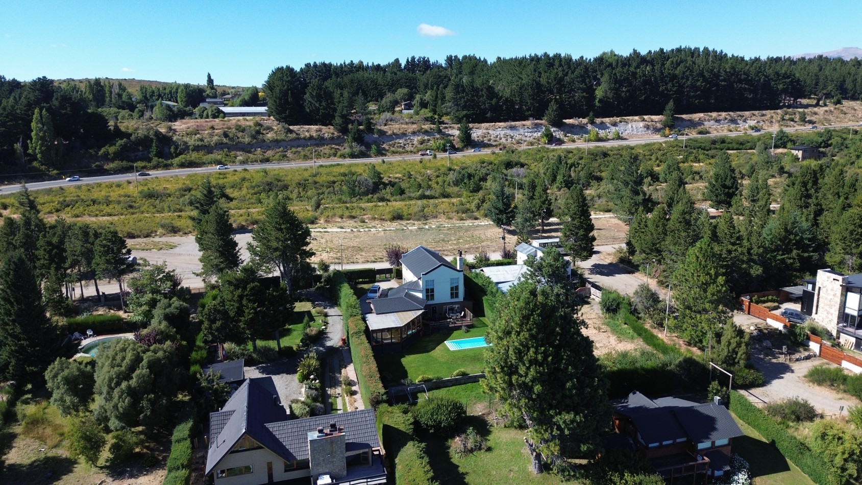 CASA A METROS DEL LAGO NAHUEL HUAPI CON ESPECTACULAR VISTA