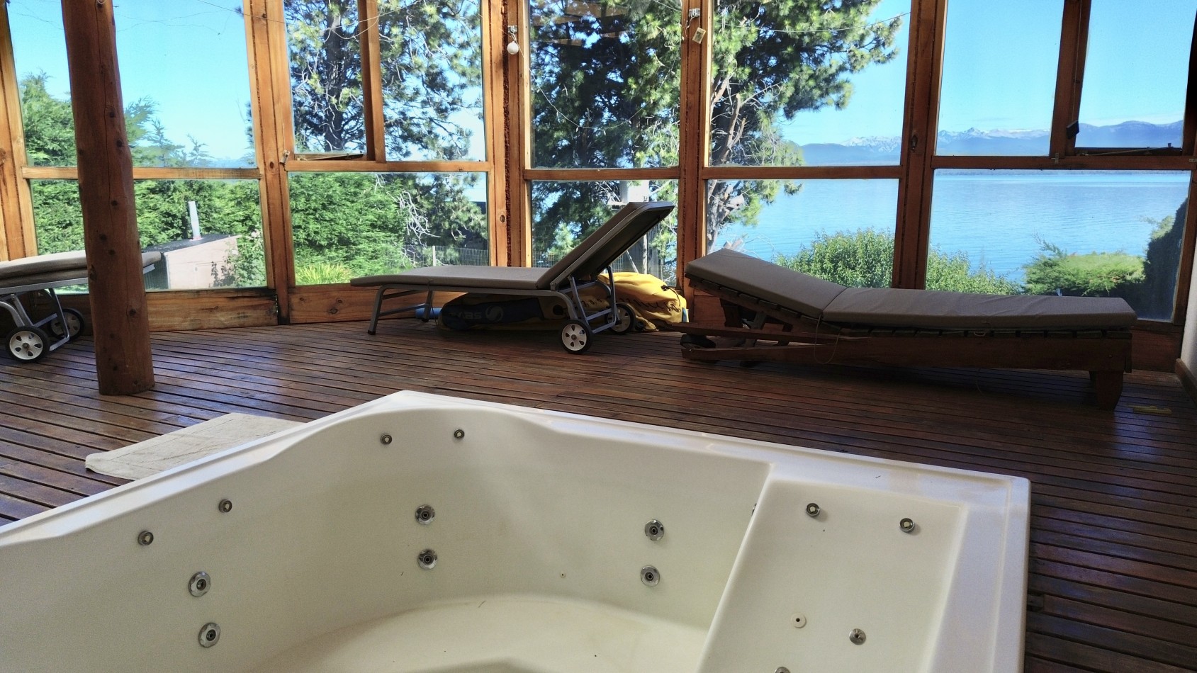 CASA A METROS DEL LAGO NAHUEL HUAPI CON ESPECTACULAR VISTA
