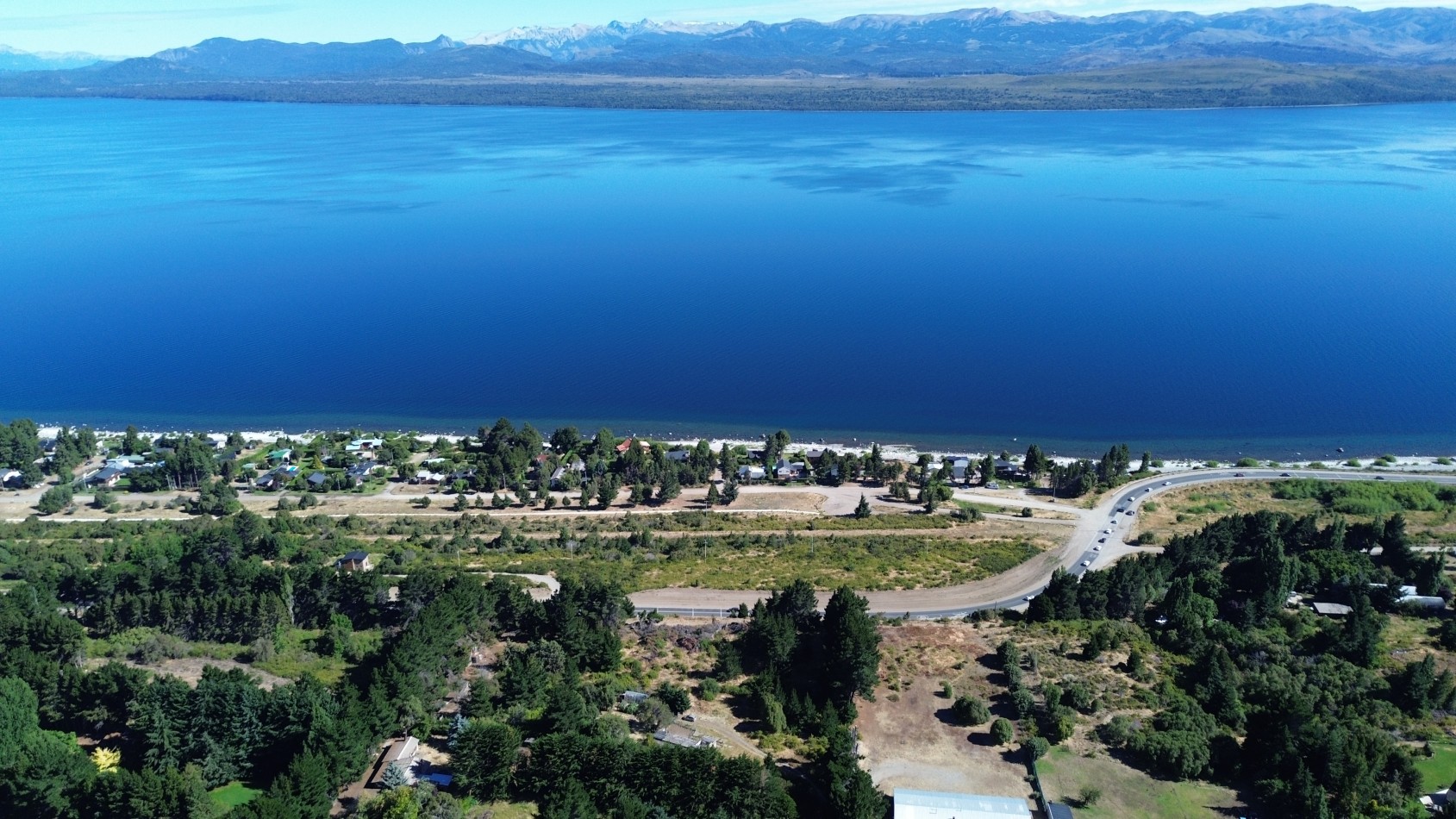 CASA A METROS DEL LAGO NAHUEL HUAPI CON ESPECTACULAR VISTA