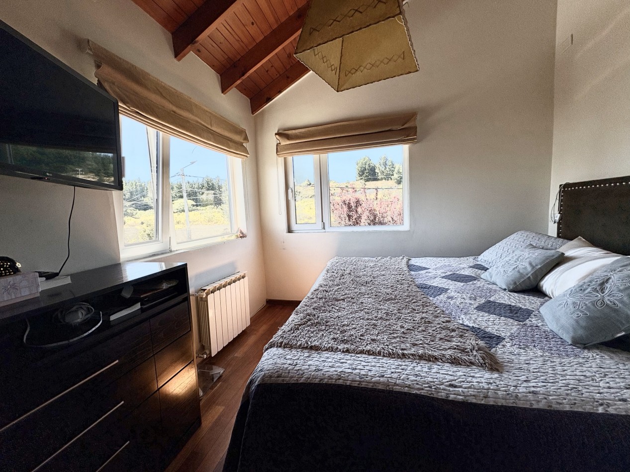 CASA A METROS DEL LAGO NAHUEL HUAPI CON ESPECTACULAR VISTA