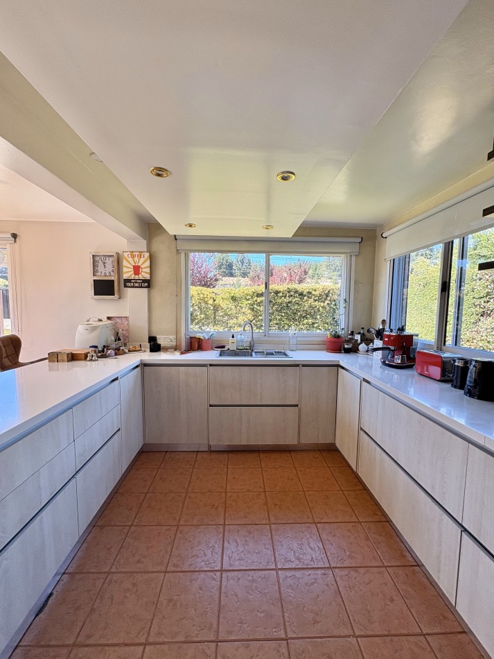 CASA A METROS DEL LAGO NAHUEL HUAPI CON ESPECTACULAR VISTA