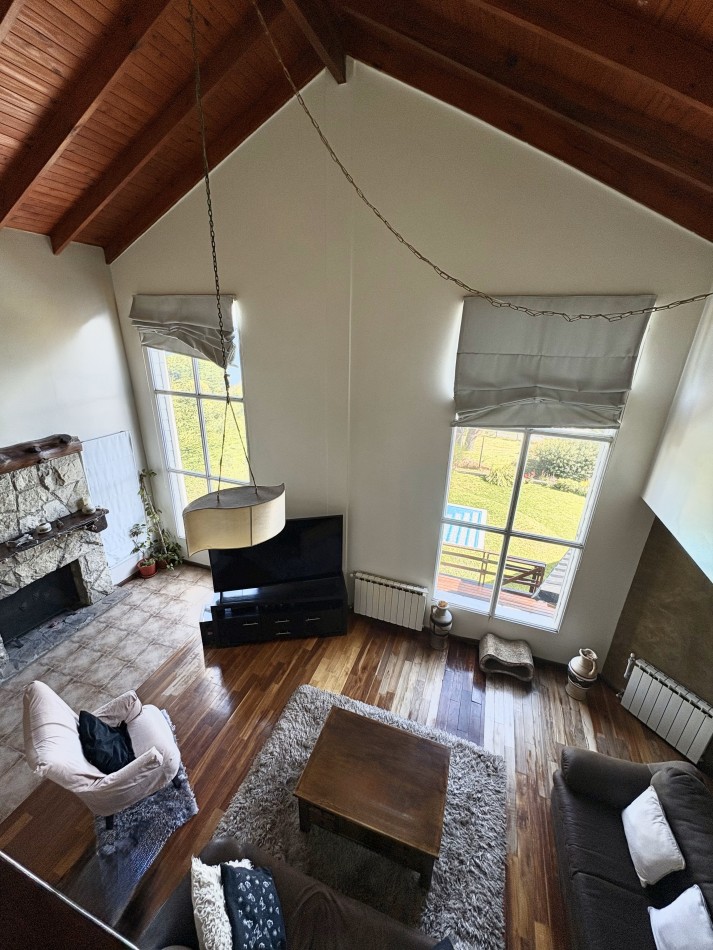 CASA A METROS DEL LAGO NAHUEL HUAPI CON ESPECTACULAR VISTA