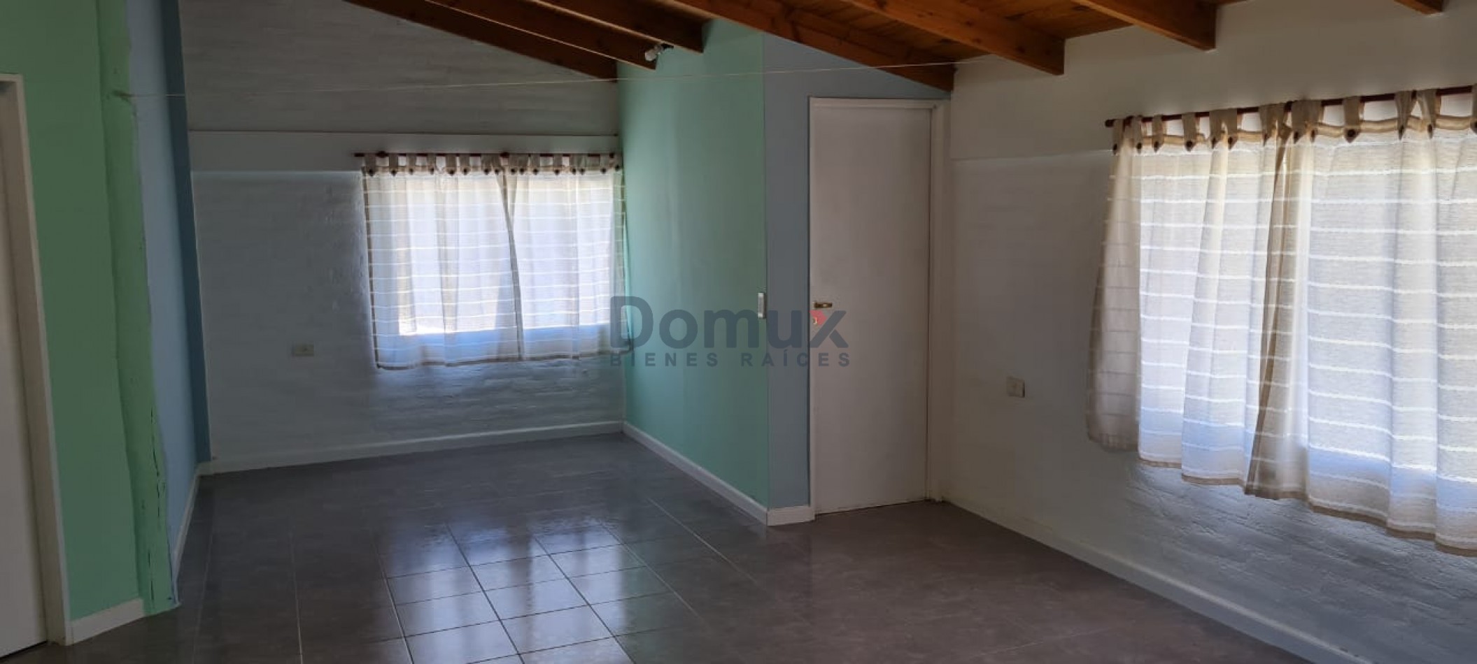 Venta de amplia casa en El Hoyo