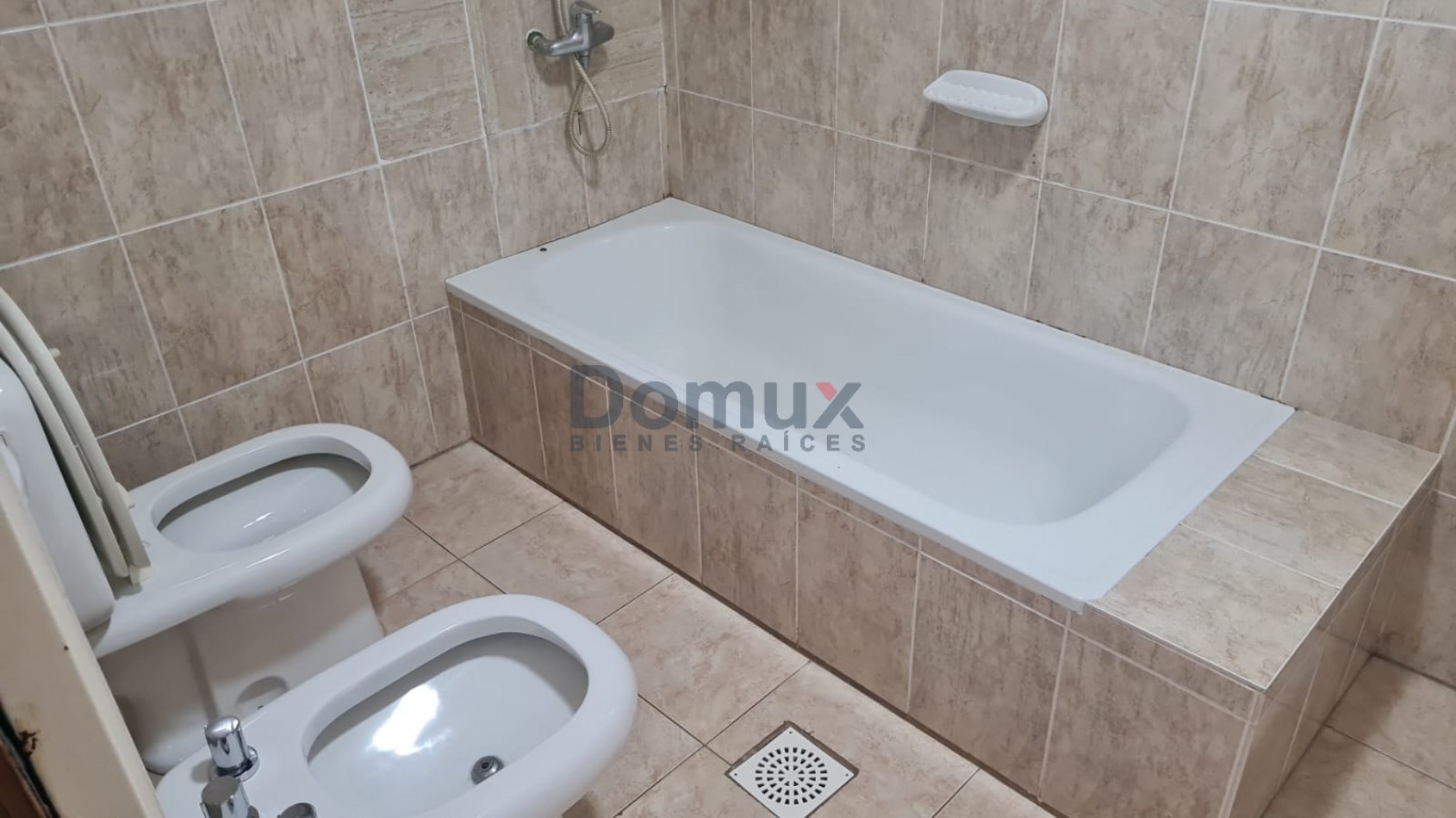 Venta de amplia casa en El Hoyo