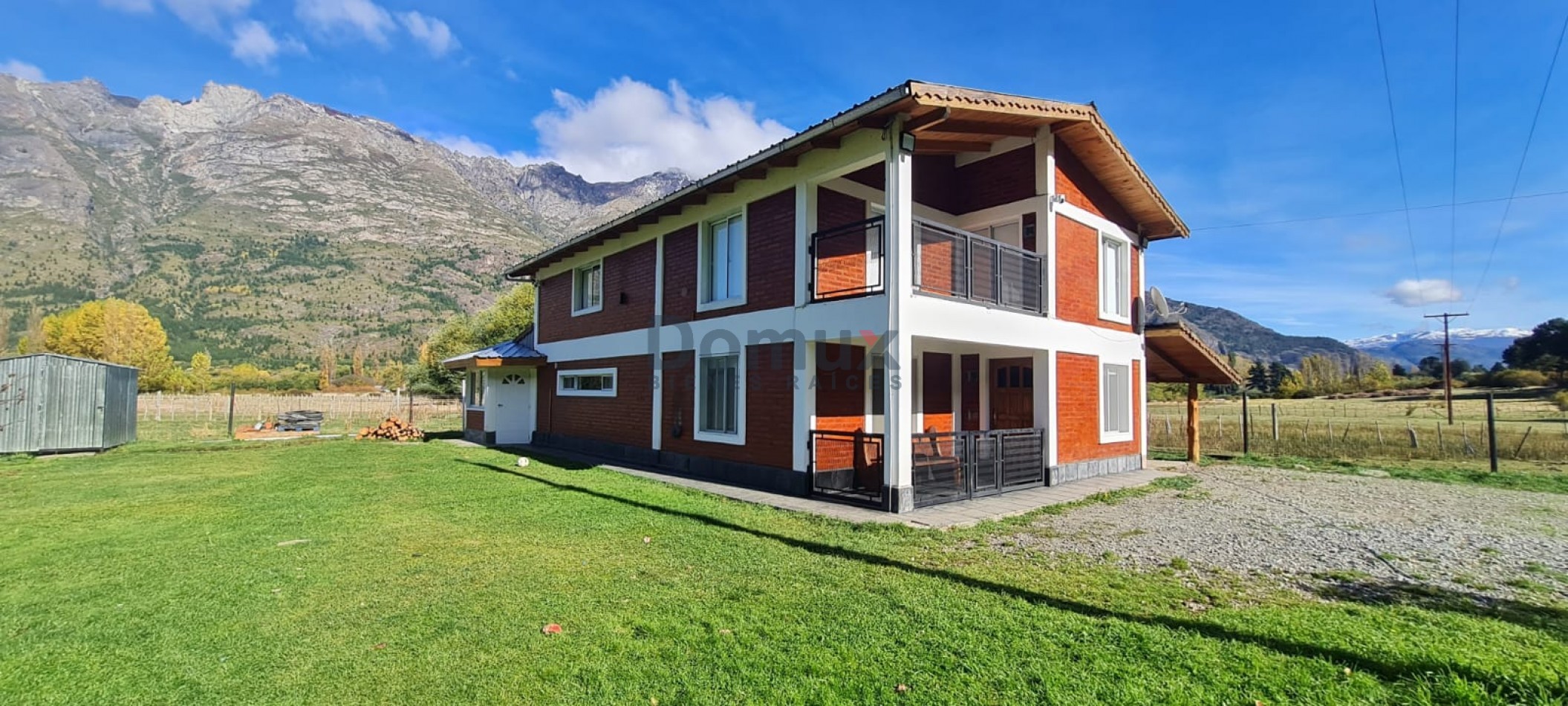 Venta de amplia casa en El Hoyo