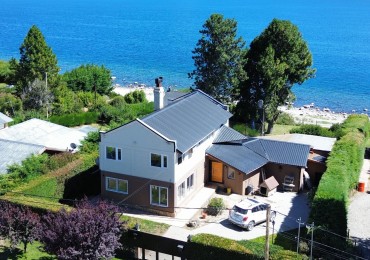 CASA A METROS DEL LAGO NAHUEL HUAPI CON ESPECTACULAR VISTA