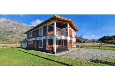 Venta de amplia casa en El Hoyo